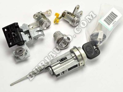 690056B370 TOYOTA Cylinder key set